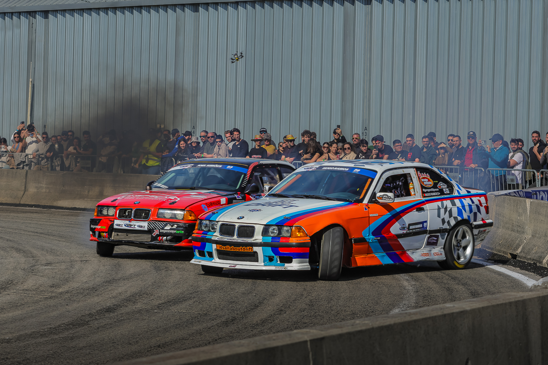 Dois carros de drift em tandem frente ao público