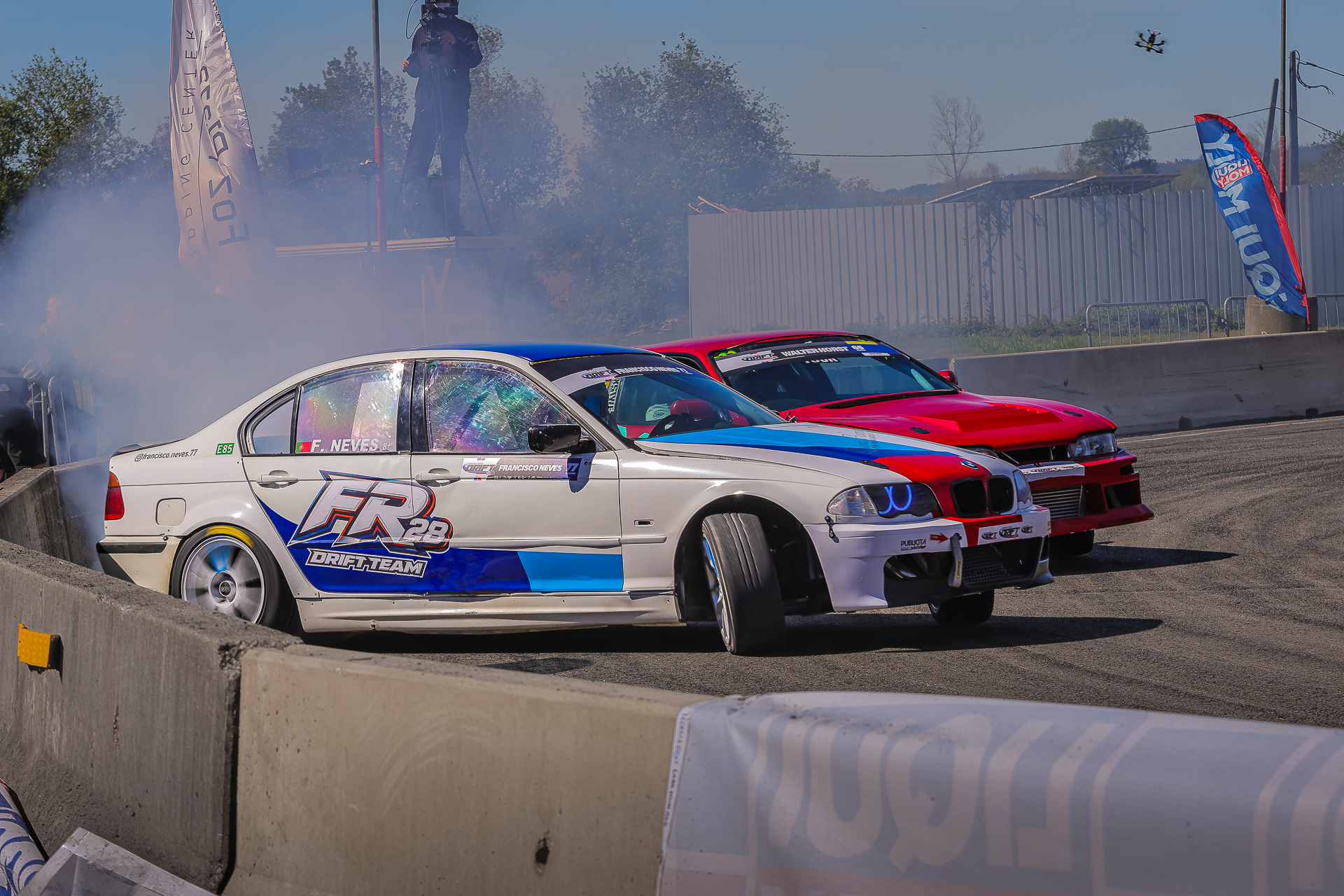 Dois carros de drift lado a lado em pista com pneus Fedima